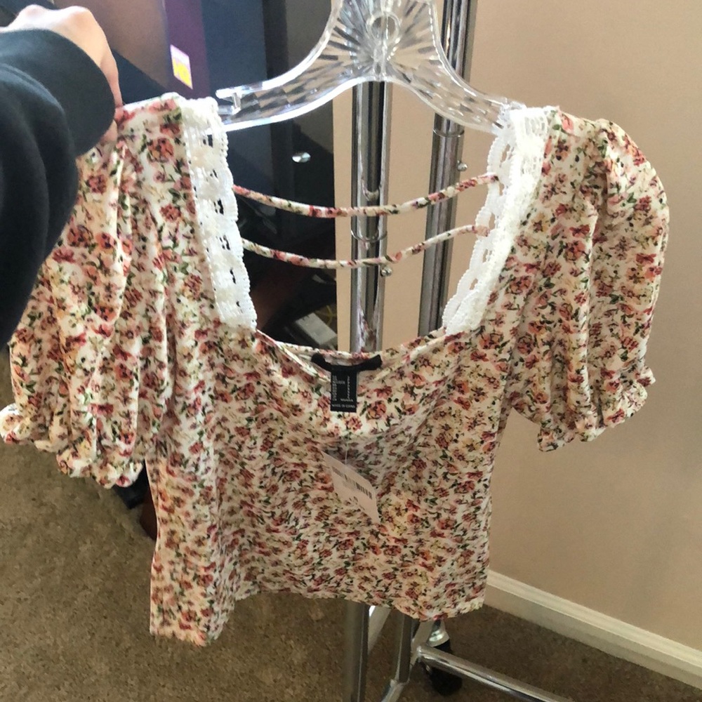 Puffed shoulder, lace trim floral top